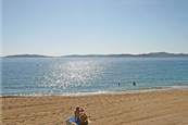 Ausblick vom Strand in Sainte-Maxime in Südfrankreich an der Côte d' Azur Richtung Saint-Tropez